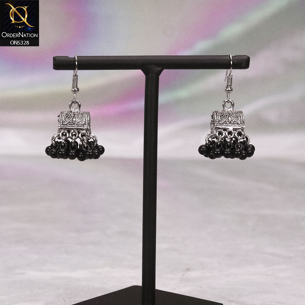 Dazzling Earrings With Black Pearls