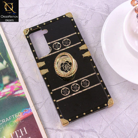 Samsung Galaxy S21 FE 5G Cover - Design 1 - 3D illusion Gold Flowers Soft Trunk Case With Ring Holder